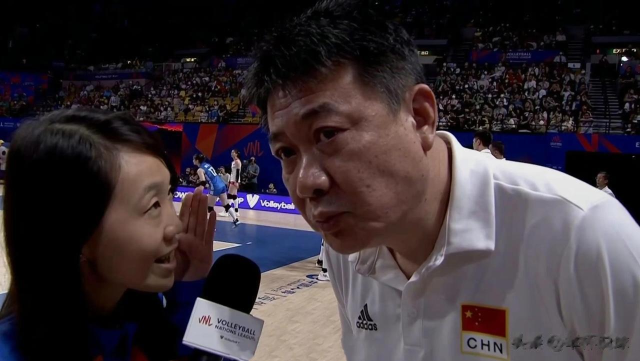 中国女排1-3塞尔维亚，教练蔡斌赛后接受采访，对一人满意一人不满意！

1、一人(1)
