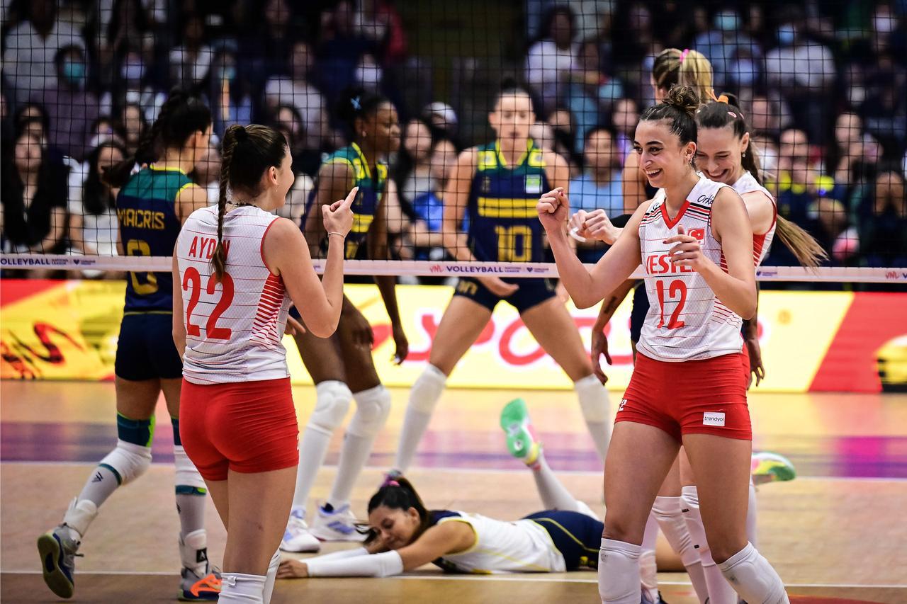 世界女排联赛-土耳其女排3-0轻取巴西女排
北京时间6月30日，2023年世界女(4)