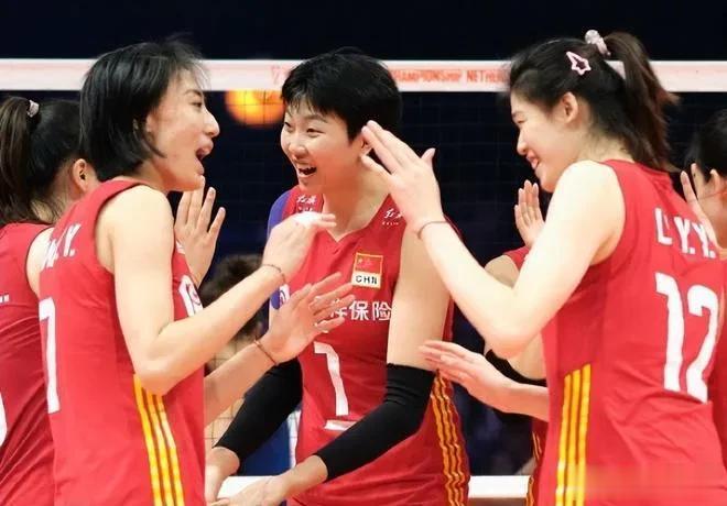 中国女排
现役没有一名天津籍队员，这对号称排球城的天津客观上面子有些尴尬！因此，(2)