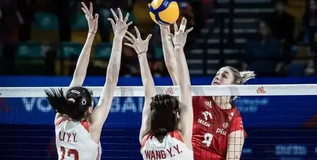 中国女排战胜波兰，需要全体队员本着冲击对手的心态，从发球一传拦网到进攻防守，发挥(2)