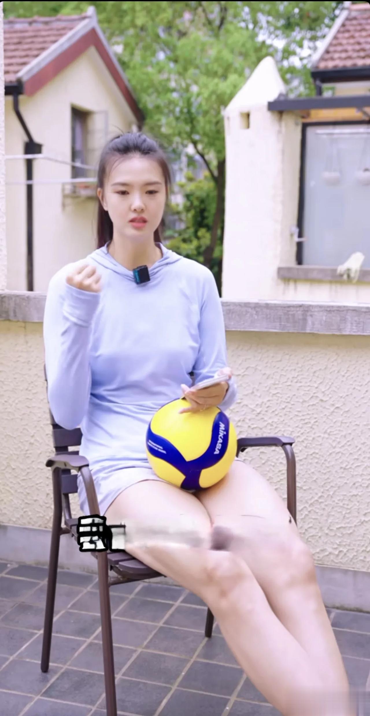 中国女排
张常宁，发视频教球迷一些排球知识和技术，本来是在做好事，可惜球迷不买单