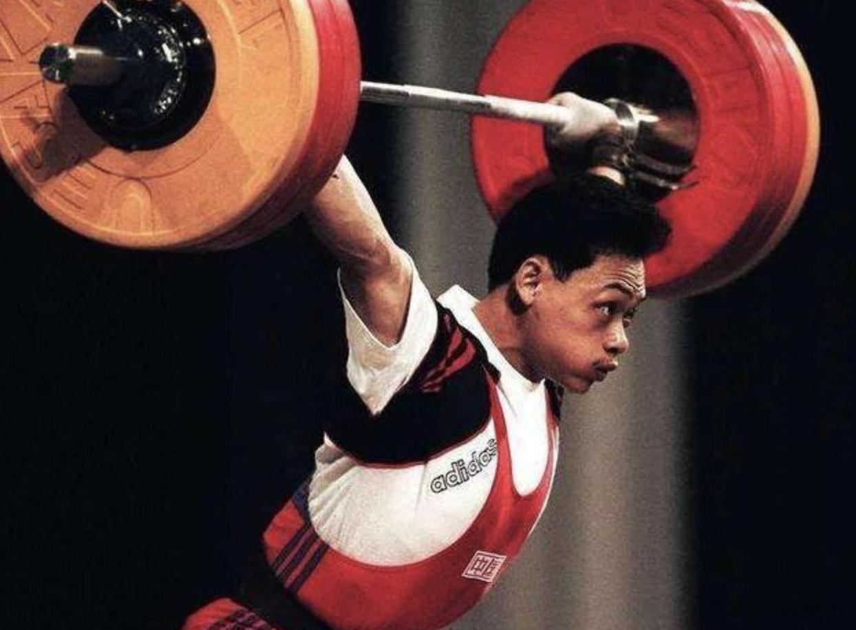 #杭州亚运会# 1996年7月23日，占旭刚打破三项世界纪录。22岁的占旭刚今天(1)