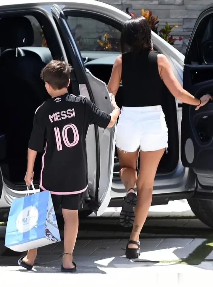 梅西被拍到和妻子安东内拉以及他们11岁的大儿子一起外出，蒂亚戈穿着印有父亲名字的(2)