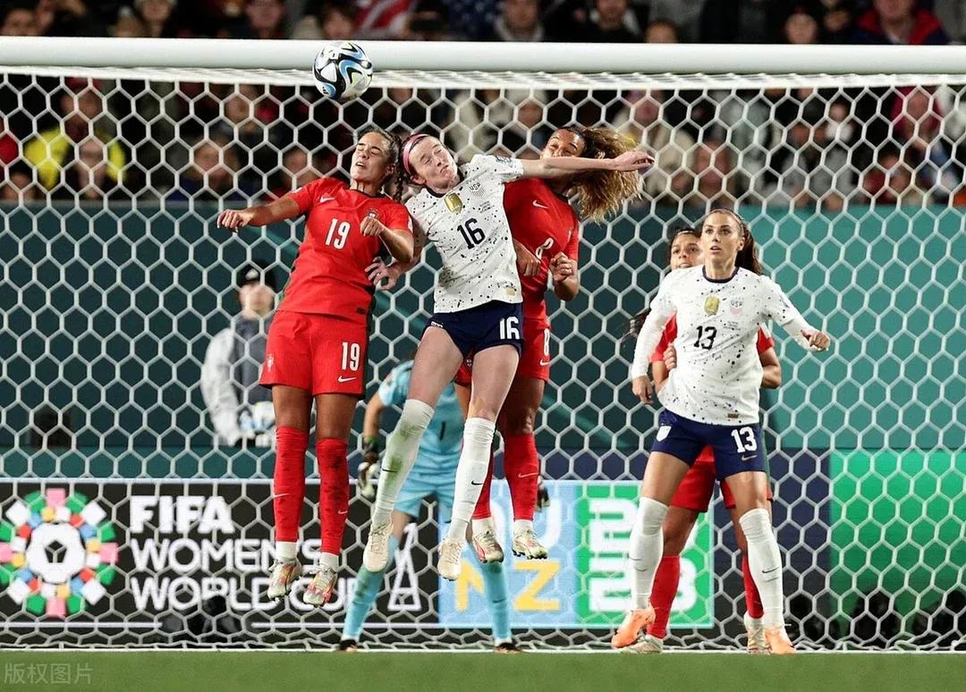 女足世界杯对英格兰的央5解说员真够讨厌的，以自已个人见解不停的叨叨叨叨叨叨的。
(1)