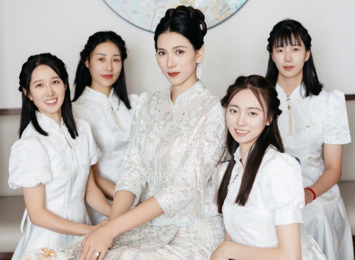 恭喜，中国28岁奥运冠军大婚！妻子1米87肤白貌美，伴郎团+伴娘团颜值太高(4)