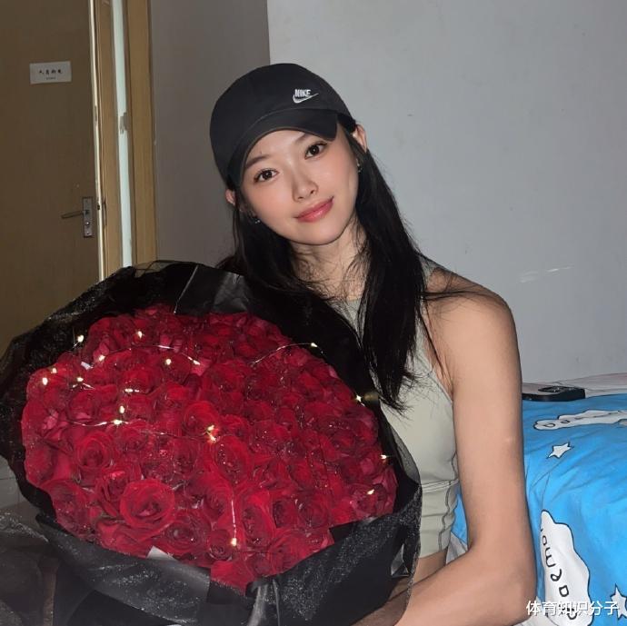 哪个帅哥送的？田径女神吴艳妮七夕节收玫瑰花并显摆：我很幸福