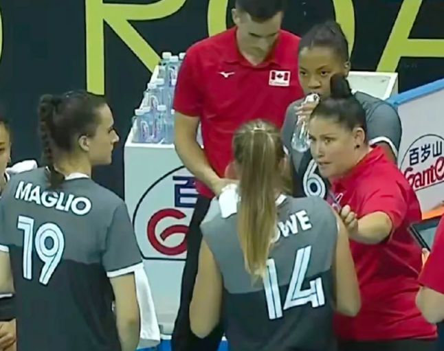 中国女排2: 3加拿大女排，遭遇首败，两队主教练在临场指挥方面对比