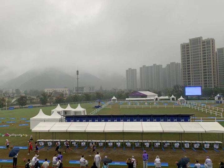 雨中比赛依然热情不减！4位中国选手全部进入现代五项决赛(2)
