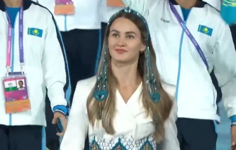 身材很绝！哈萨克斯坦女旗手都很美啊，球迷：养眼(1)