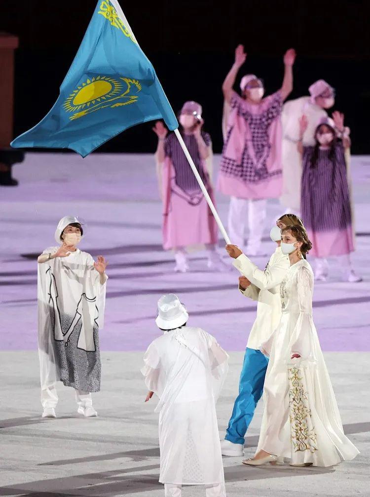 身材很绝！哈萨克斯坦女旗手都很美啊，球迷：养眼(4)