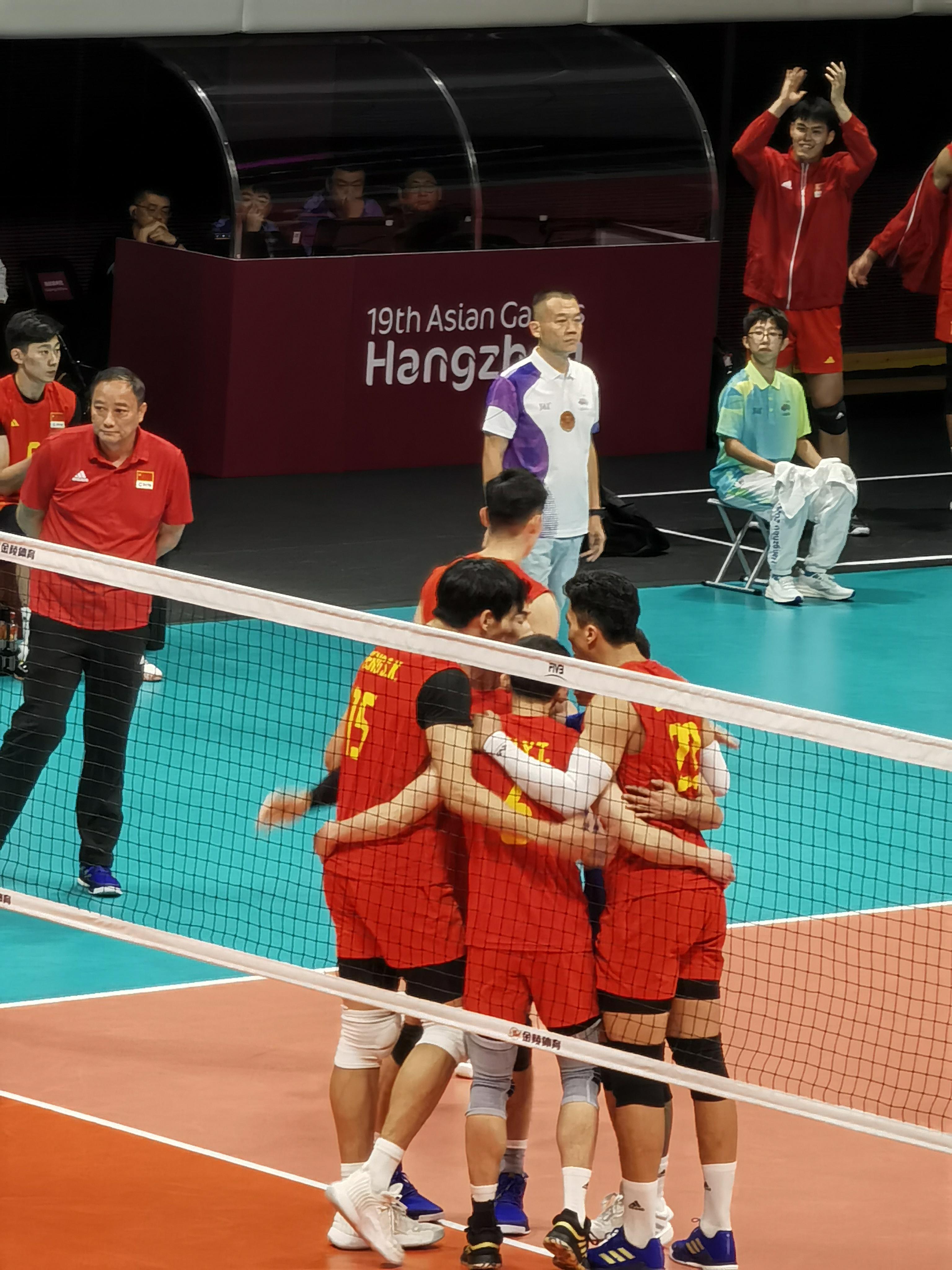 中国男排击败日本队胜在发球 迎战伊朗队全力争冠