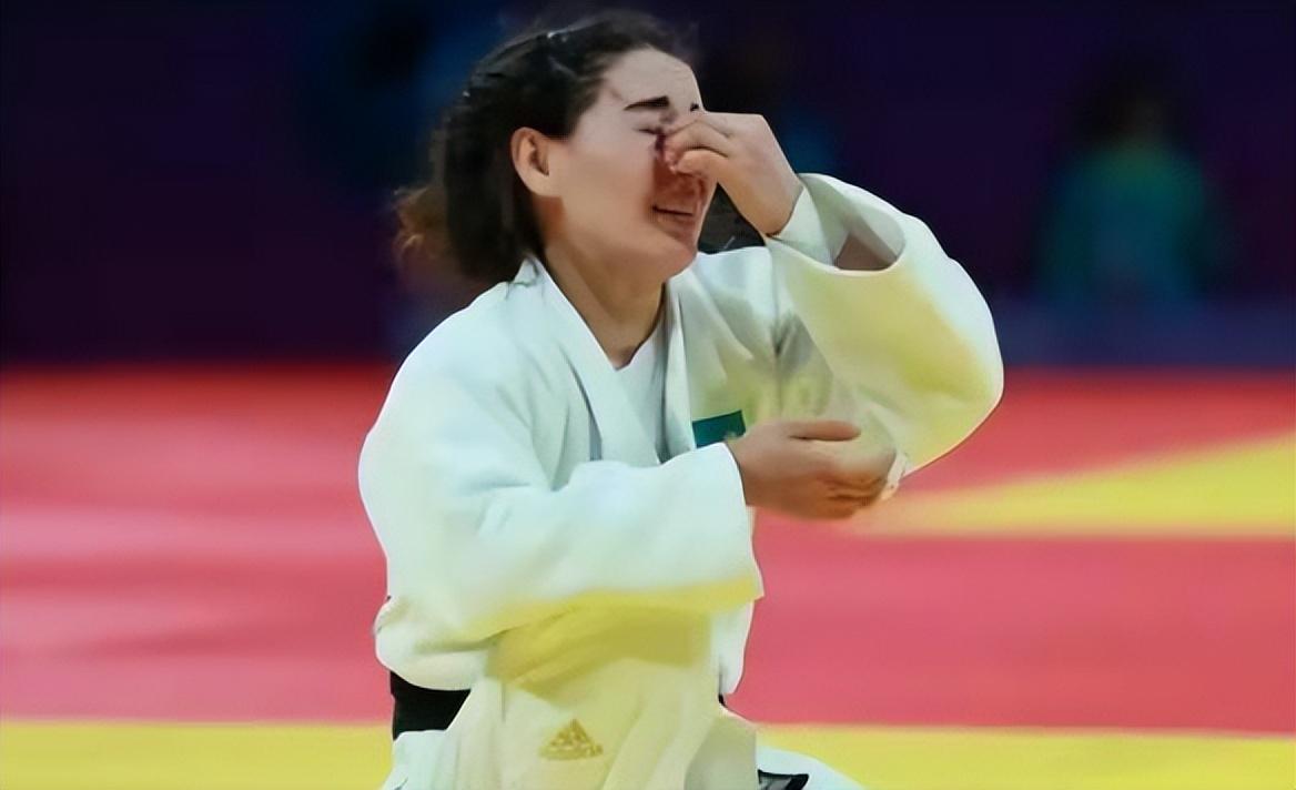 蛮不讲理！亚运会韩国运动员抽对手嘴巴，被判负后宣布罢赛抗议(2)