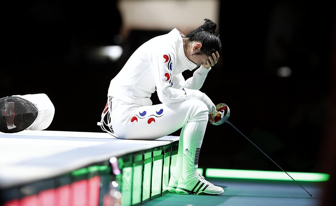 蛮不讲理！亚运会韩国运动员抽对手嘴巴，被判负后宣布罢赛抗议(4)