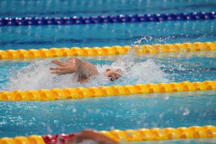 女子100米自由泳预赛，中国队杨浚瑄、程玉洁进入决赛（组图）(1)