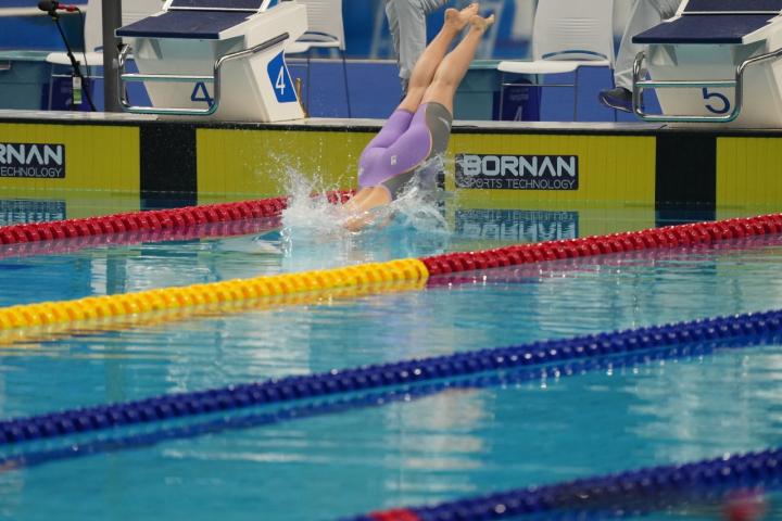 女子100米自由泳预赛，中国队杨浚瑄、程玉洁进入决赛（组图）(4)