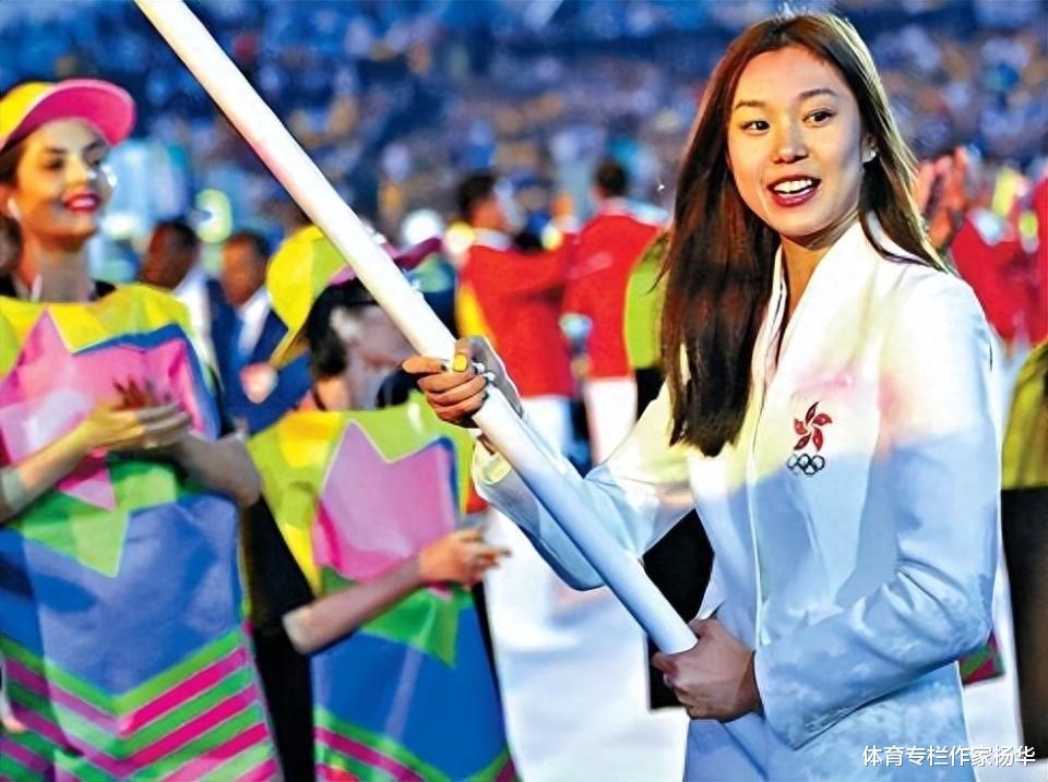 香港游泳女神比吴艳妮国际范儿，拍戏险获金像奖，出入各大时装秀