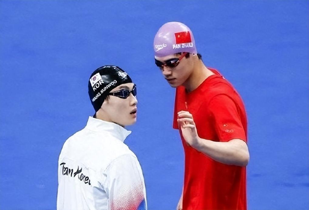 刷爆亚洲纪录！中国游泳接力队碾压日韩夺金 全场观众沸腾欢呼(2)