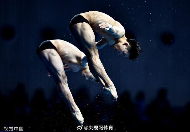 亚运跳水杨昊练俊杰10米台摘金 14个10分彰显完美