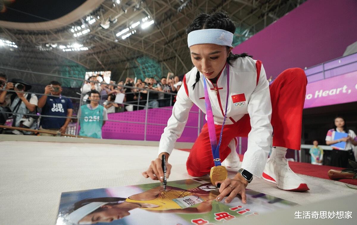 亚运会100栏冠军林雨薇，竟然拒绝在国旗上签字？惊人决定曝光！(3)