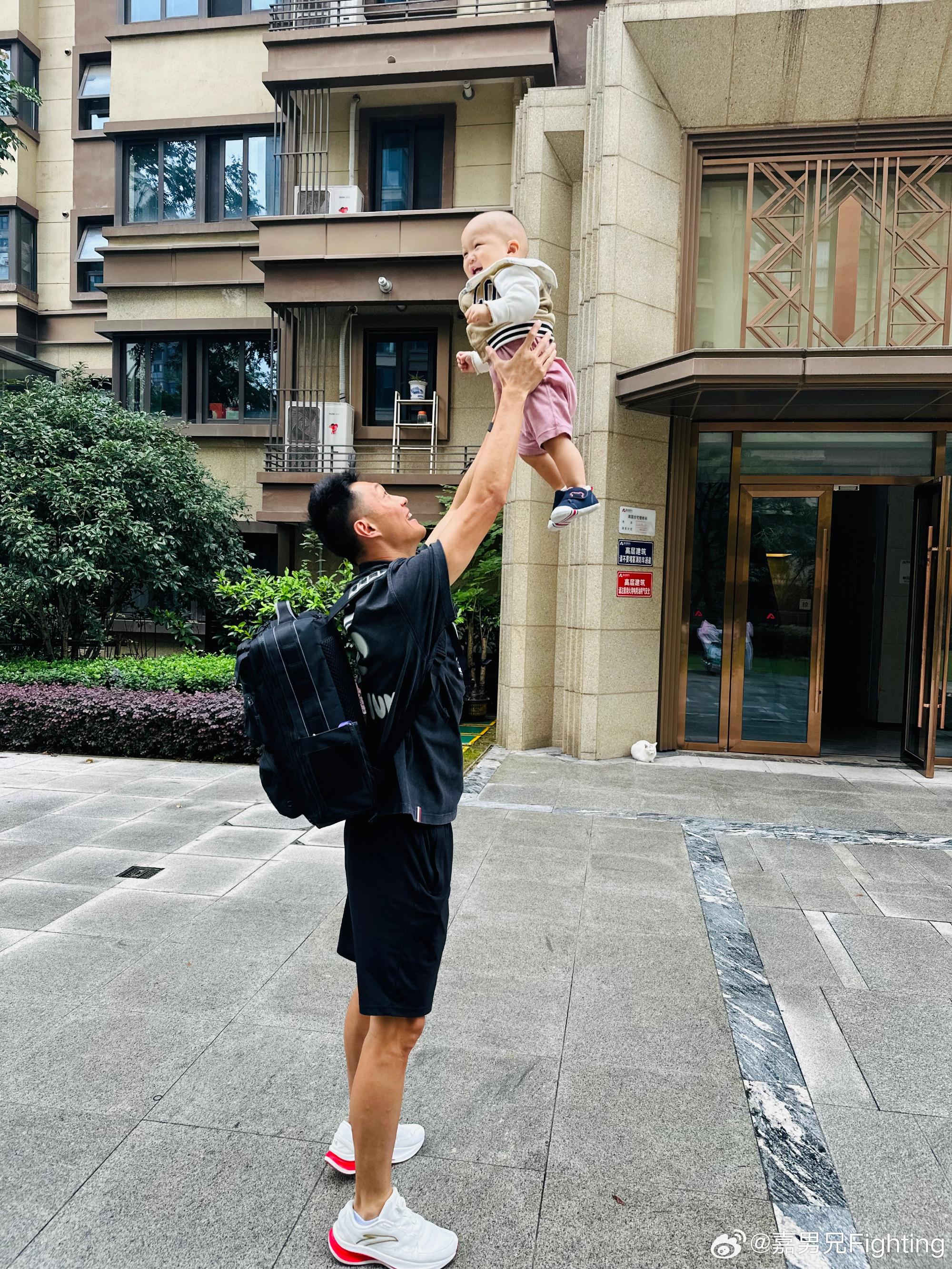 中国亚运冠军载誉返乡，第一时间抱起儿子举高高，妻美子萌太幸福(1)