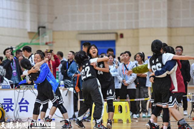 贵州省残运会｜聋人篮球赛场上的夫妻教练：为球员们付出，值得！(4)