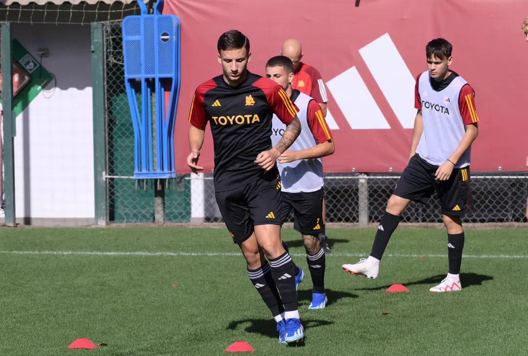 罗马队在周二，只有3名一线队球员参加训练，卡斯多普回归训练(8)
