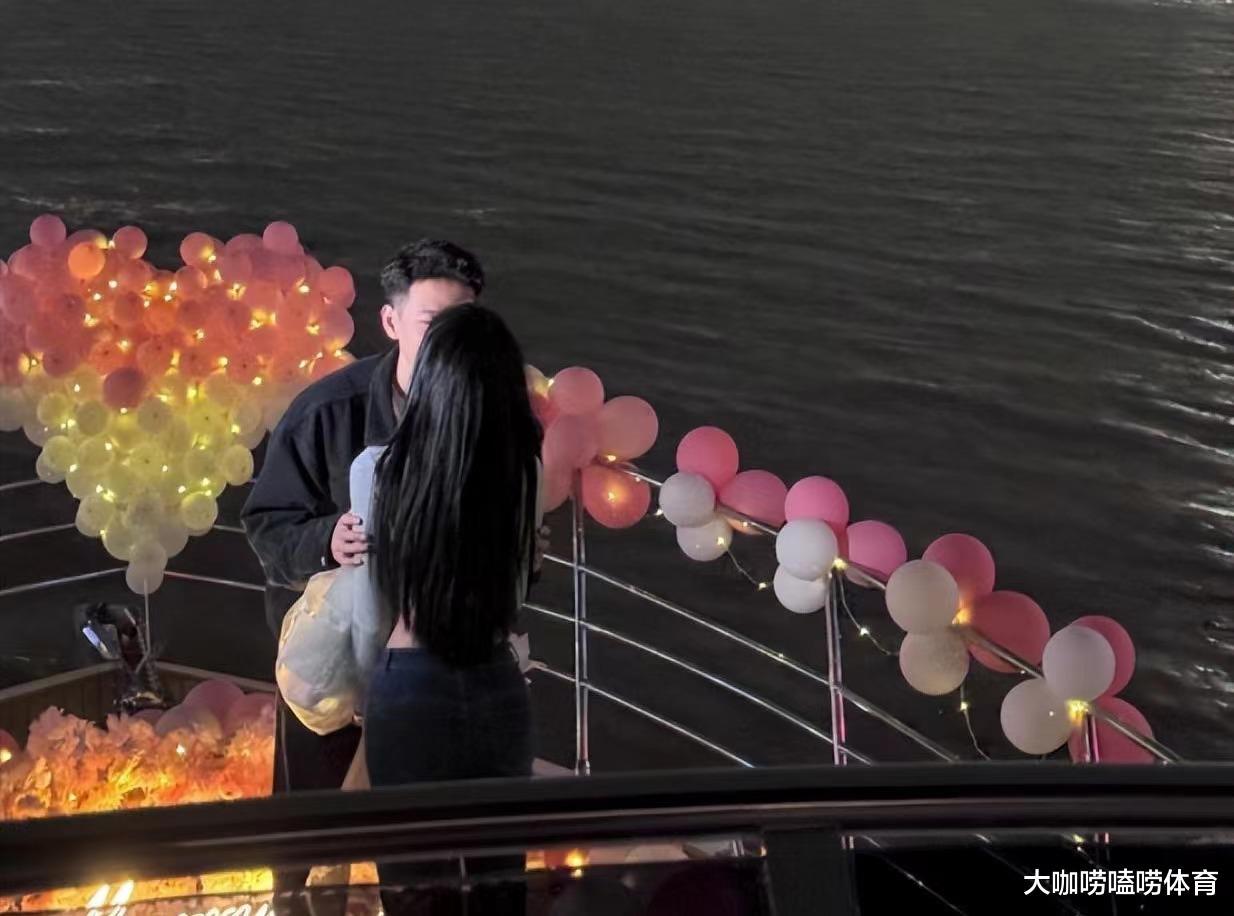 浪漫！中国男排名将游艇求婚，忘情热吻，女友颜值太高被质疑整容
