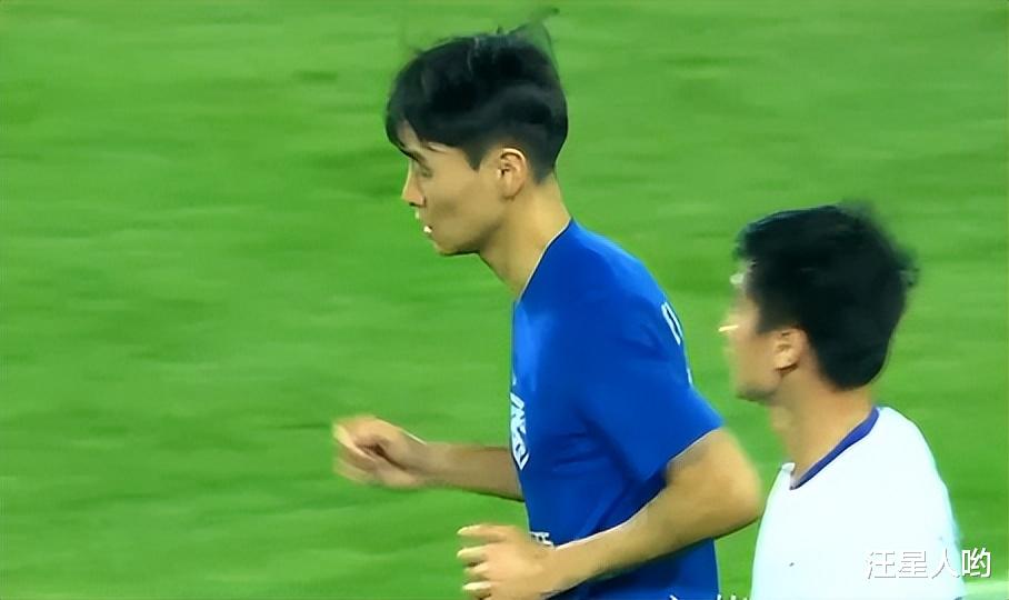 进攻乏力！高准翼险“被废”，越南球员上演少林足球，被红牌罚下(2)