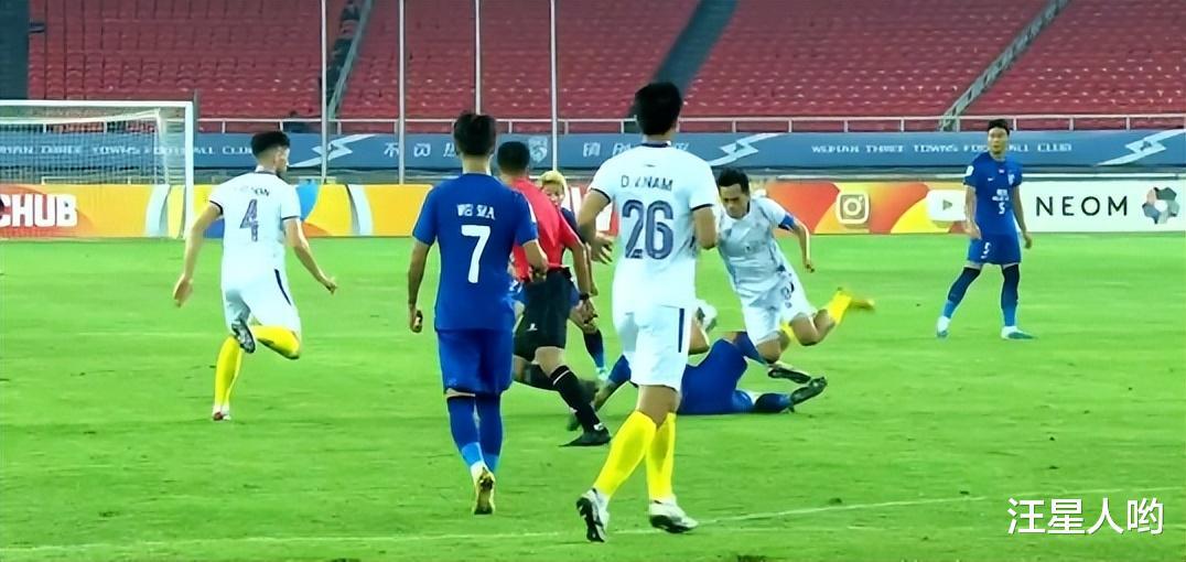 进攻乏力！高准翼险“被废”，越南球员上演少林足球，被红牌罚下(4)