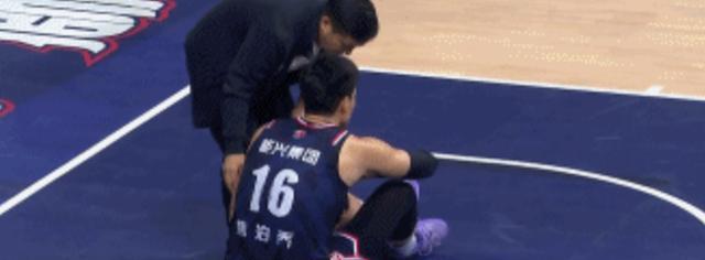 打击！广州国字号新星焦泊乔膝盖受伤退赛被两人搀扶返回更衣室(4)