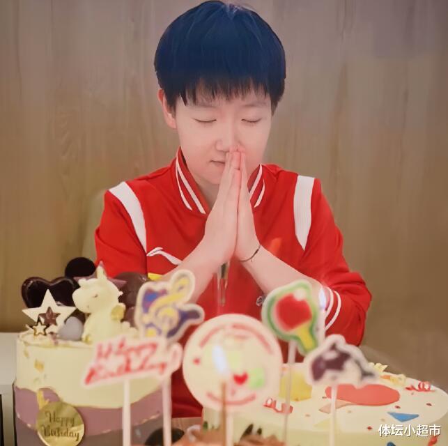 孙颖莎过23岁生日，国际乒联送蛋糕，两位巨星献祝福，场面太大了(6)