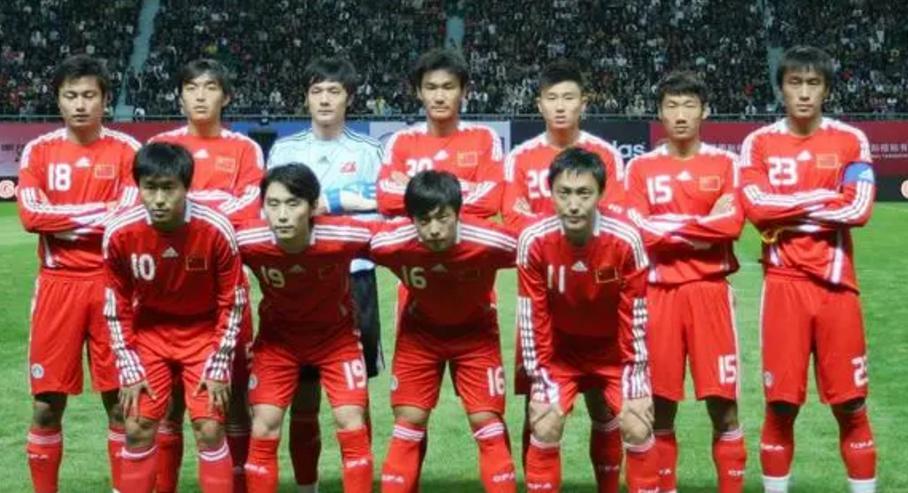 中国国家足球队的表现引起了球迷和专家的广泛关注(1)