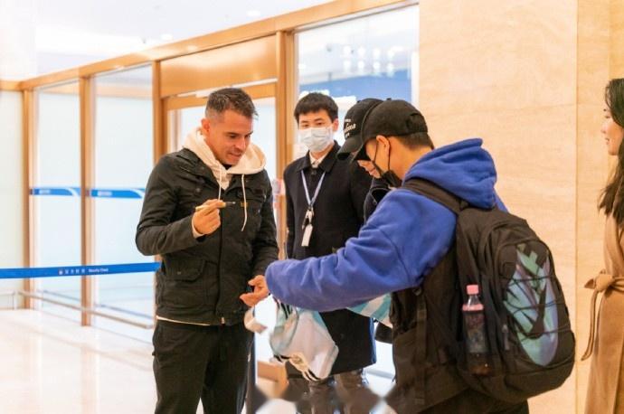 萨维奥拉、卢卡-安东尼尼抵达武汉，参加世界超级球星足球赛(1)