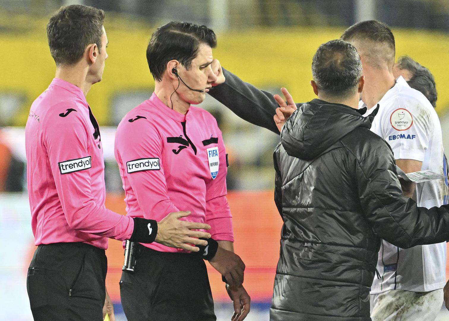 裁判遭暴打,三人被逮捕!官方:土耳其足球联赛全部无限期暂停(1)