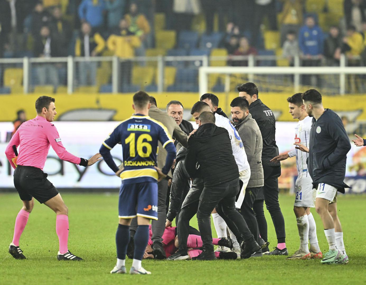 裁判遭暴打,三人被逮捕!官方:土耳其足球联赛全部无限期暂停(2)
