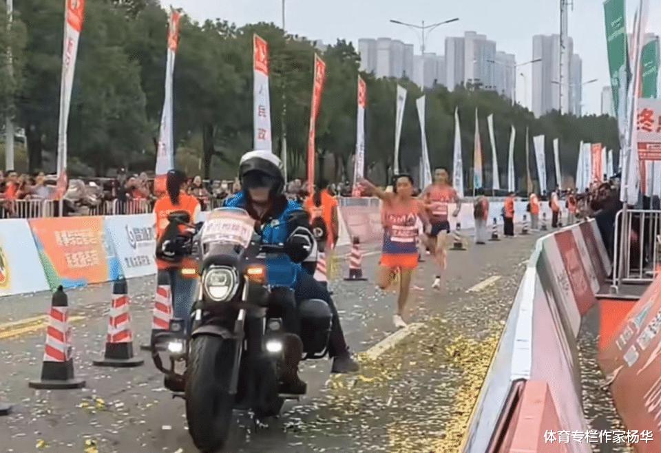 两辆摩托车乱入！衡阳马拉松冲刺又挡道，中国运动员挥臂示意开一边去