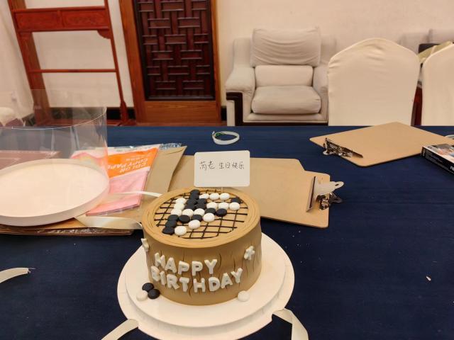 芮乃伟过生日，三岁萌娃送蛋糕(1)