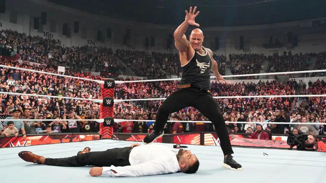 两大肌霸必有一战！前WWE冠军放话巨石强森，后者做出回应！(5)