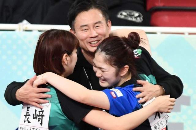 中国教练在全日本赛欢呼：混双女双完美，赛场交给张本美和