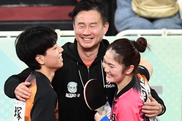 中国教练在全日本赛欢呼：混双女双完美，赛场交给张本美和(2)