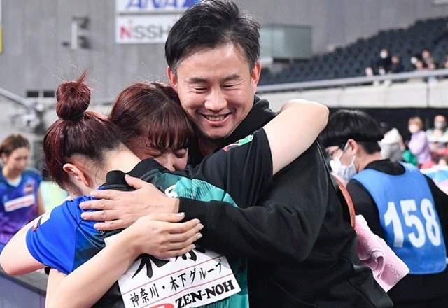 中国教练在全日本赛欢呼：混双女双完美，赛场交给张本美和(3)