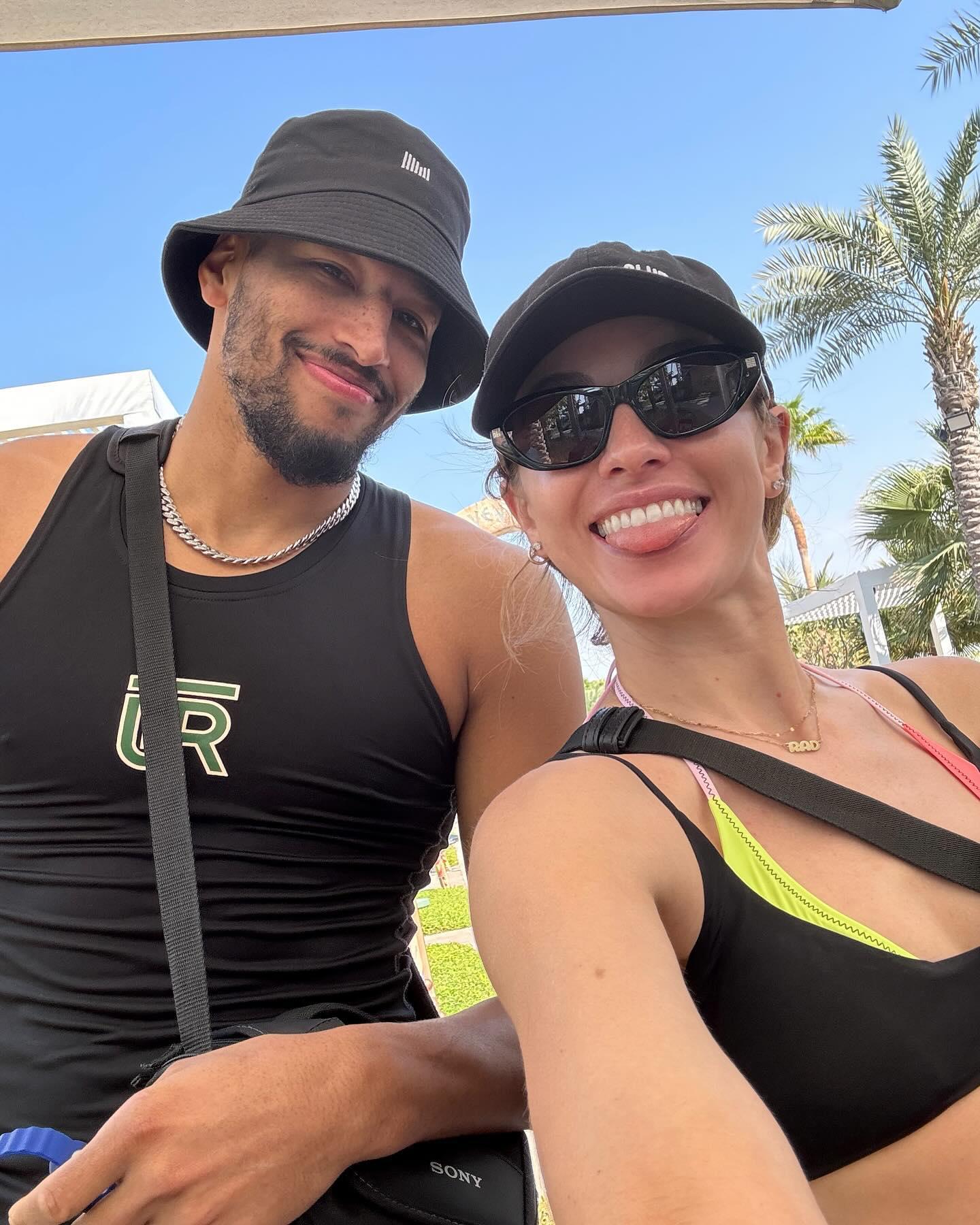 瑞秋与男友罗伯森度假晒照 此前全程陪同后者前往迪拜打球
