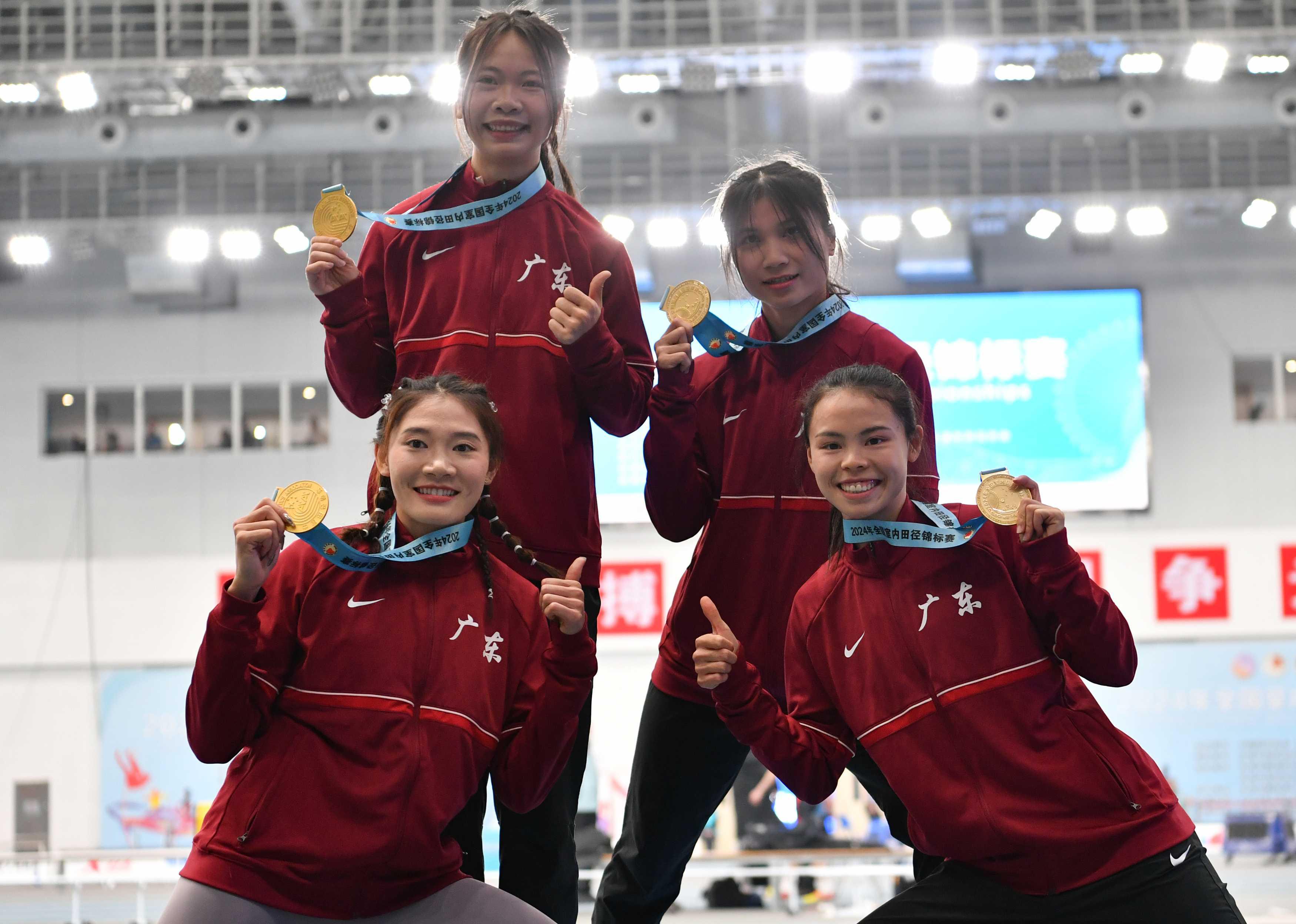 与全国纪录只差0.49秒！广东队夺得女子4×400米接力冠军(1)