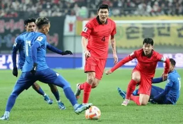 标题：韩国男足在世预赛36强赛首轮5-0大胜新加坡，赛后，金玟哉