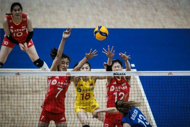 女排世联赛中国3-1挫塞尔维亚 3将上双力夺第3胜