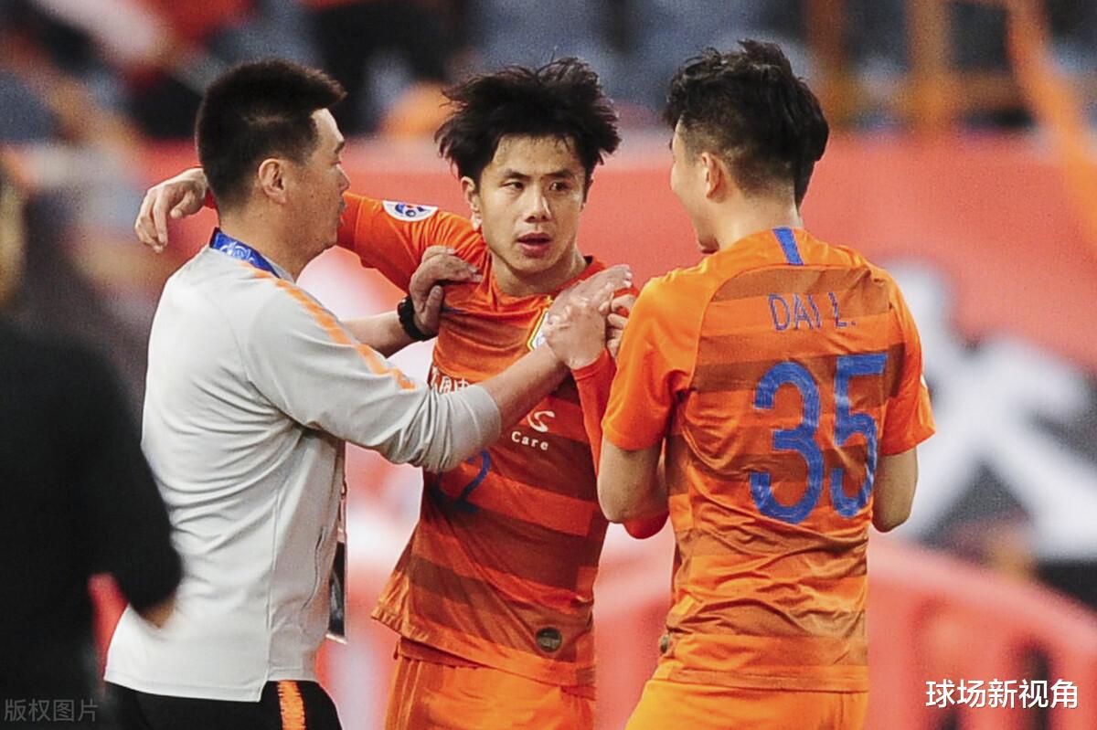 上海媒体曝出猛料：前鲁能队长陷入两难境地，球迷：最悲情的球员