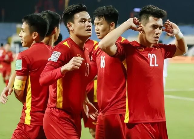 国足重要消息！中国2023亚洲杯举办资格或被取消，国脚们却开心了(2)