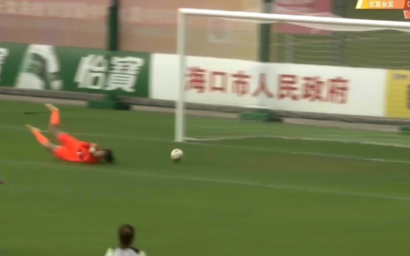 北京女足一球不敌上海队，比赛一度中断近50分钟