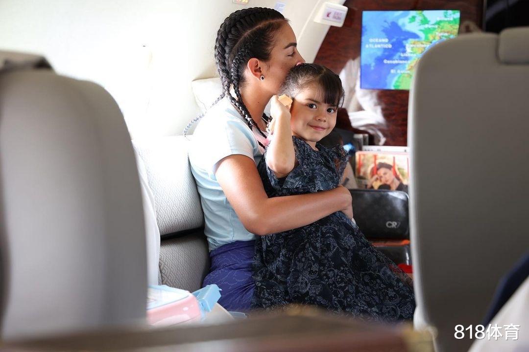 幸福! C罗一家七口乘私人飞机出门度假, 乔治娜给7周大女儿贝拉喂奶(6)