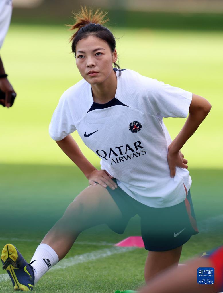 李梦雯参加巴黎圣日耳曼女足赛前训练(4)